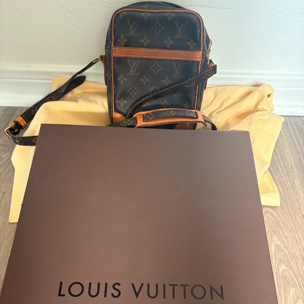 LV CROSSBODY BAG